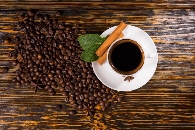 Fundo composto por grãos de café na mesa de madeira