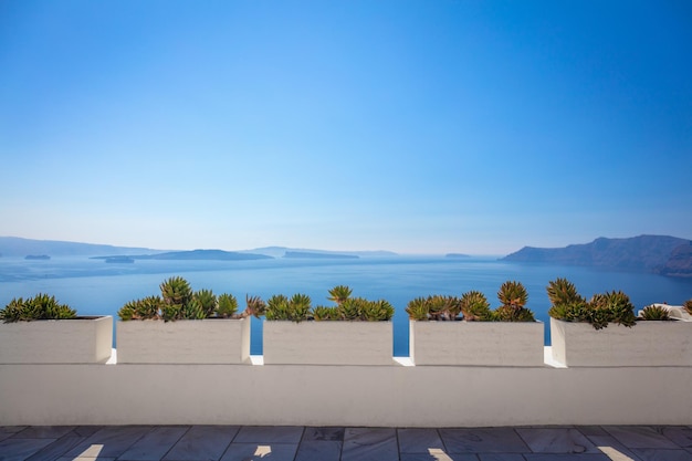 Foto fundo conceitual santorini grécia ilha de santorini oia arquitetura branca flores e azul mar e céu abstrato espaço vazio ilhas gregas santorini