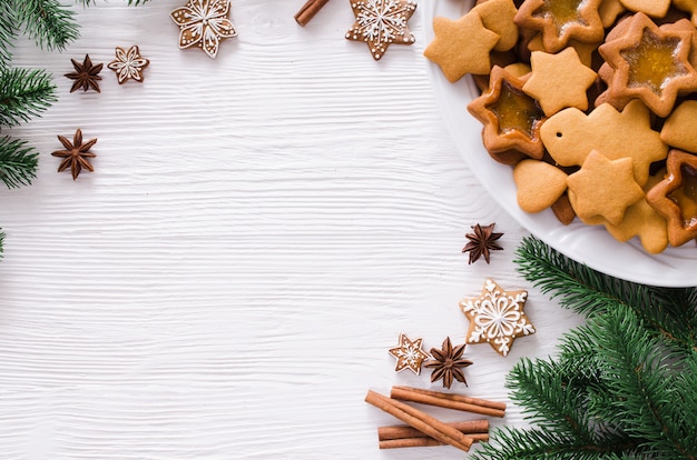 Fundo culinário com recém-assados de gengibre de natal, especiarias e ramos de abeto. copie o espaço