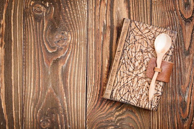 Fundo culinário de mesa de madeira e caderno