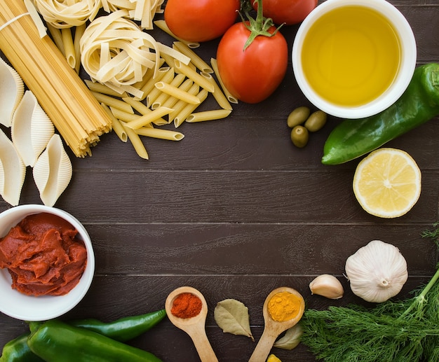 Foto fundo culinário para receitas. quadro de ingredientes para cozinhar macarrão italiano. lista de compras de supermercado, livro de receitas, dieta ou comida vegana.