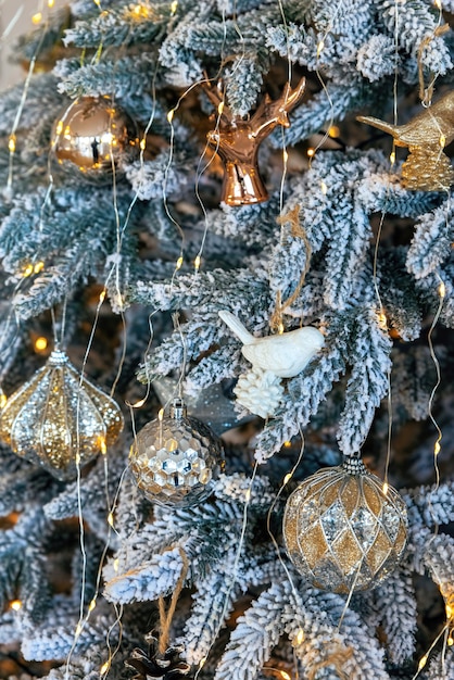 Fundo da árvore de Natal. Fundo sazonal com enfeites de Natal na árvore. Cartão Festivo. Conceito de celebração. Foco suave. Foto vertical.