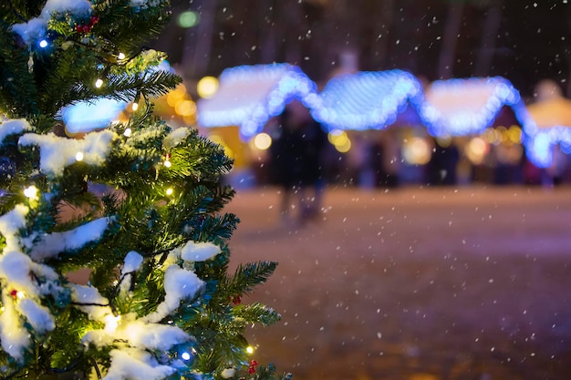 Fundo da cidade natal Árvores de Natal na feira festiva