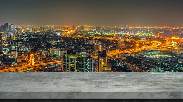 Fundo da cidade turva com piso de cimento para produtos de exibição.