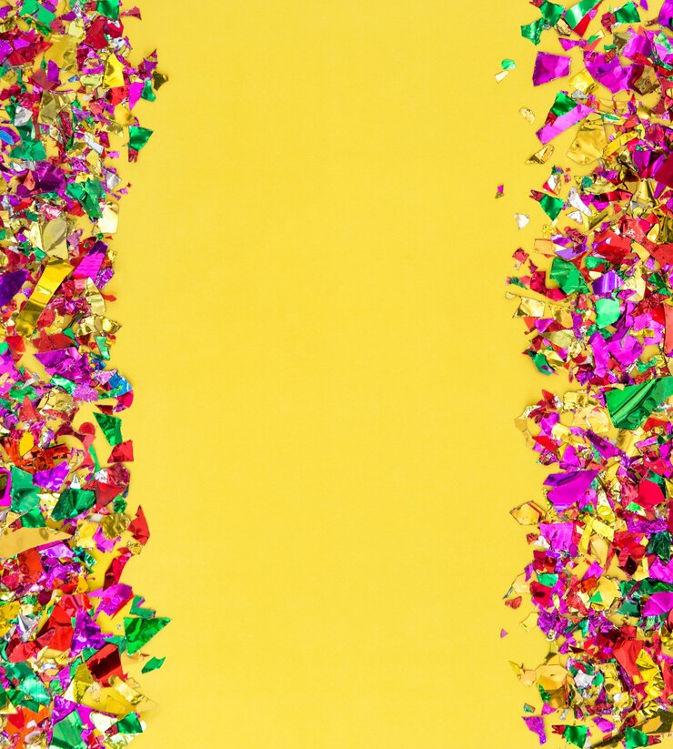 Foto fundo da festa. decoração de confetes coloridos em textura de papel amarelo