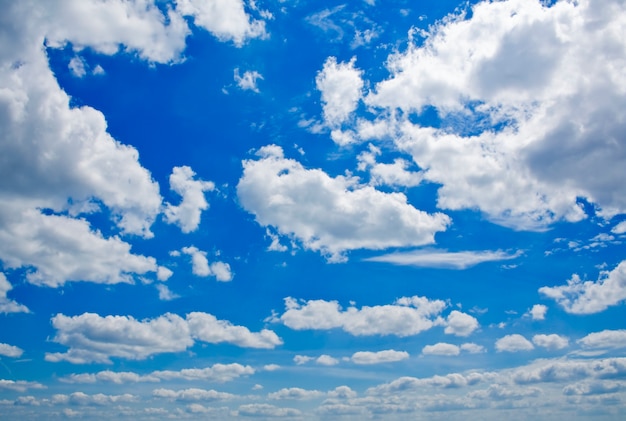 Foto fundo da natureza com nuvens brancas sobre o céu azul