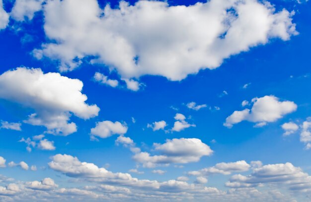 Fundo da natureza com nuvens brancas sobre o céu azul