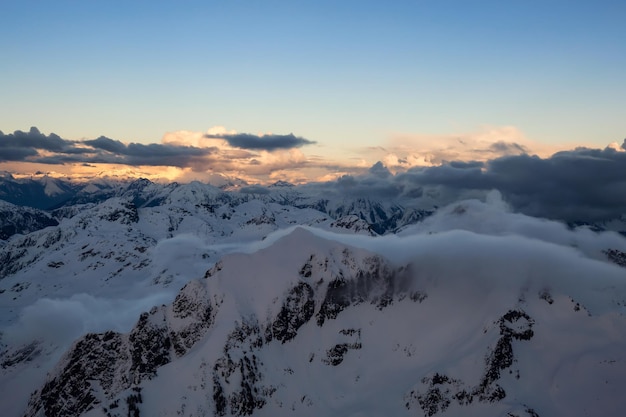 Fundo da natureza da paisagem aérea canadense da montanha