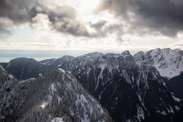 Fundo da natureza da paisagem aérea canadense da montanha