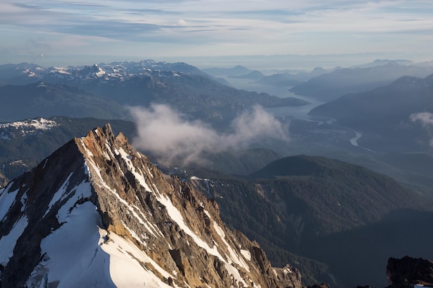 Fundo da natureza da paisagem aérea canadense da montanha