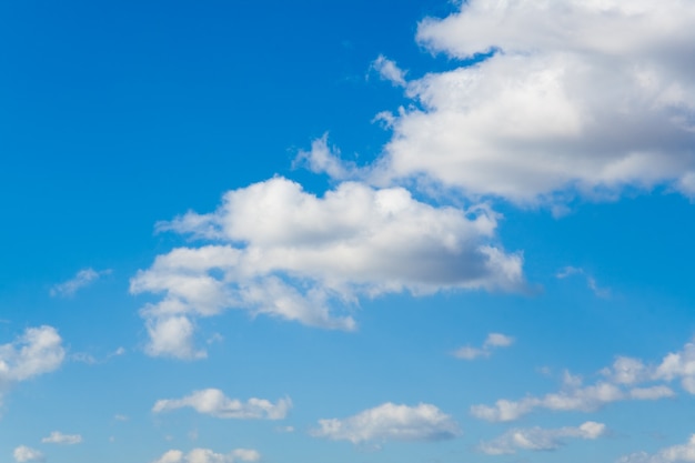 Fundo da natureza. nuvens brancas sobre céu azul