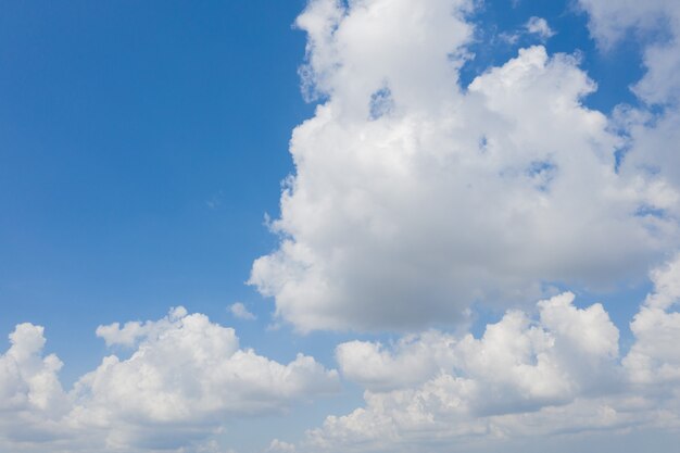 Fundo da paisagem com nuvens, horário de verão, lindo céu