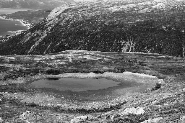 Fundo da paisagem do lago de montanha da noruega hd