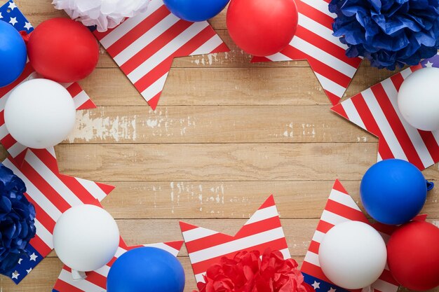 Fundo de 4 de julho, fãs de papel dos EUA, estrelas brancas azuis vermelhas, balões, confete de ouro em fundo branco de madeira Feliz Dia do Trabalho, Independência ou Dia dos Presidentes, cores da bandeira americana, vista superior
