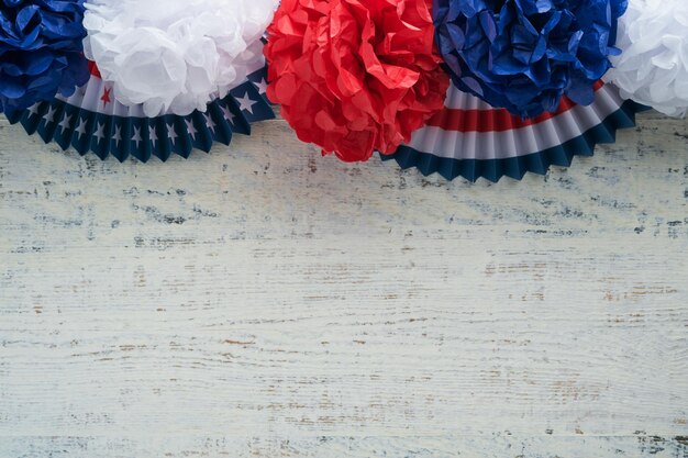 Fundo de 4 de julho, fãs de papel dos EUA, estrelas brancas azuis vermelhas, balões, confete de ouro em fundo branco de madeira Feliz Dia do Trabalho, Independência ou Dia dos Presidentes, cores da bandeira americana, vista superior