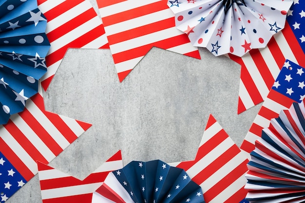 Fundo de 4 de julho Fãs de papel dos EUA Estrelas brancas azuis vermelhas e confetes no fundo da parede de concreto cinza velho Feliz Dia do Trabalho Dia da Independência Dia dos Presidentes Cores da bandeira americana Mock up