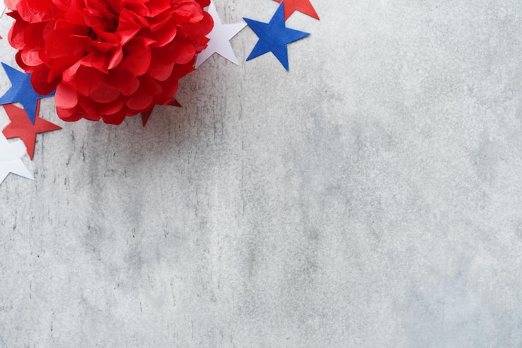 Foto fundo de 4 de julho fãs de papel dos eua estrelas brancas azuis vermelhas e confetes no fundo da parede de concreto cinza velho feliz dia do trabalho dia da independência dia dos presidentes cores da bandeira americana mock up