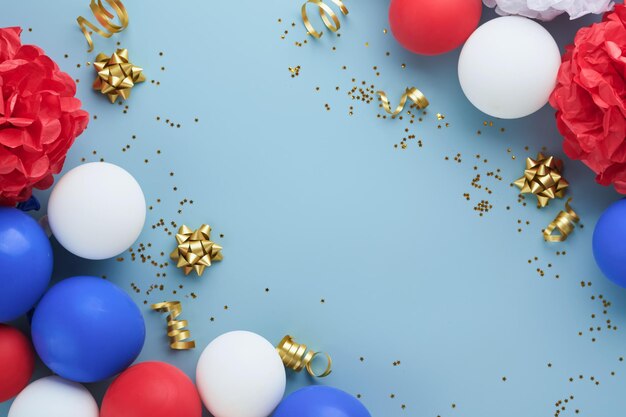 Fundo de 4 de julho Ventiladores de papel dos EUA Balões de estrelas brancas azuis vermelhas e confetes dourados no fundo da parede azul Feliz Dia do Trabalho Dia da Independência Dia dos Presidentes Cores da bandeira americana Vista superior