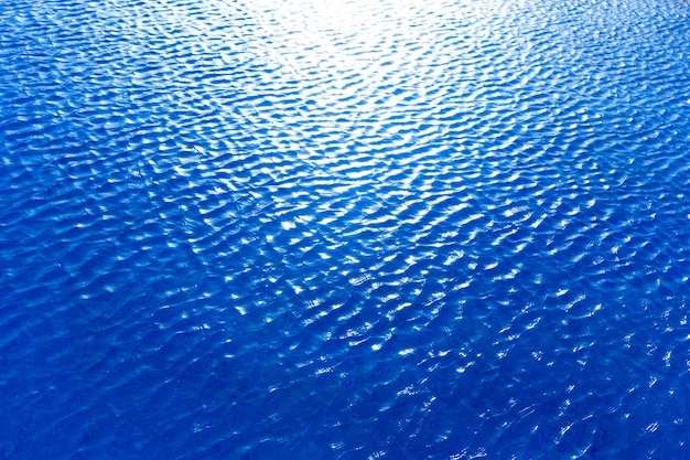 Fundo de água azul com reflexos do sol