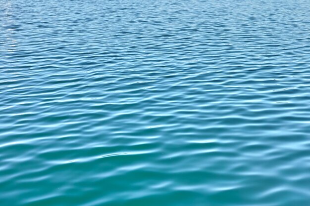 Fundo de água com ondulações e copyspace Closeup de água fresca e calma do oceano azul na maré baixa Zoom na superfície da água ondulada com padrões únicos de movimento Zen tranquilas pequenas ondas meditativas