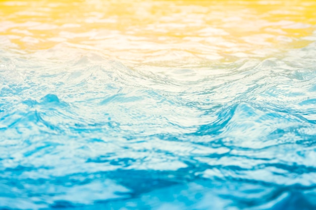 Foto fundo de água do mar azul e luz solar de gradiente amarelo