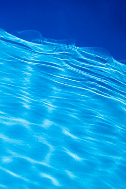 Fundo de água ondulada azul, superfície de água azul piscina