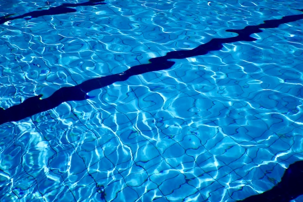 Fundo de água ondulada azul, superfície de água azul piscina