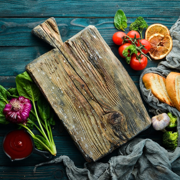 Fundo de alimentos Especiarias de legumes e ervas na mesa da cozinha Vista superior Espaço livre para o seu texto