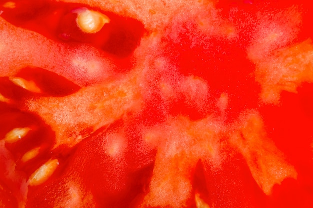 Fundo de alimentos. fatia de tomate vermelho fresco. tiro macro detalhado. vista do topo.