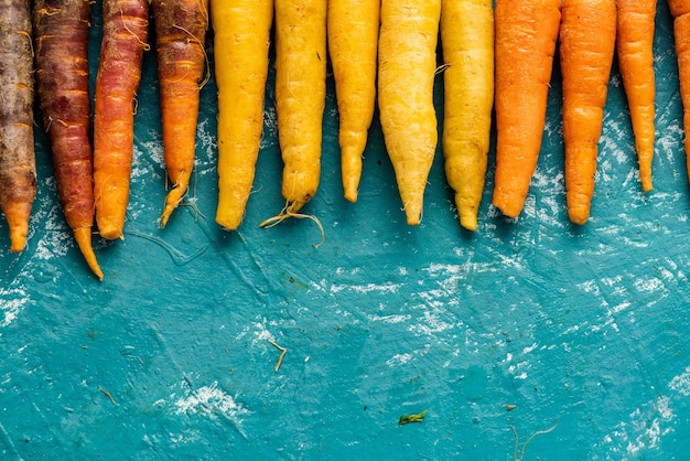 Fundo de alimentos frescos de fazenda de raízes de cenouras coloridas