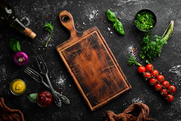 Fundo de alimentos Placa de cozinha legumes especiarias e utensílios de cozinha na mesa velha Espaço para cópia grátis