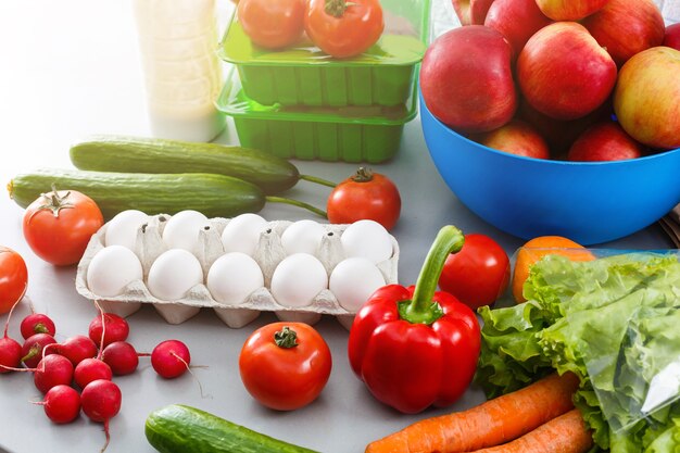fundo de alimentos saudáveis, vegetais, frutas, ovos e produtos lácteos na mesa branca, vista superior