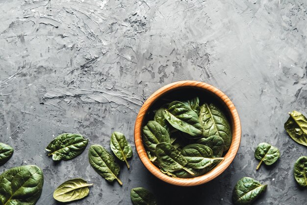 Foto fundo de alimentos verdes na vista superior da mesa de pedra. alimentos saudáveis, veganos, produtos ecológicos.