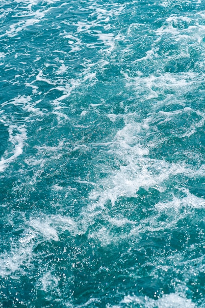 Fundo de alto ângulo de onda azul do oceano