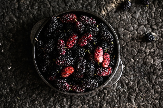 Fundo de amoras frescas. Vários frutos pretos de verão.