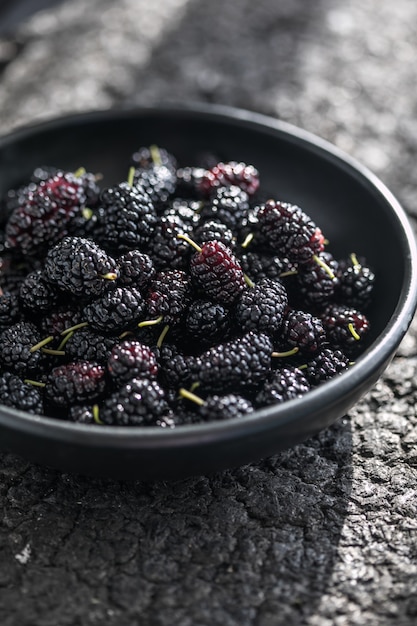 Fundo de amoras frescas. Vários frutos pretos de verão.