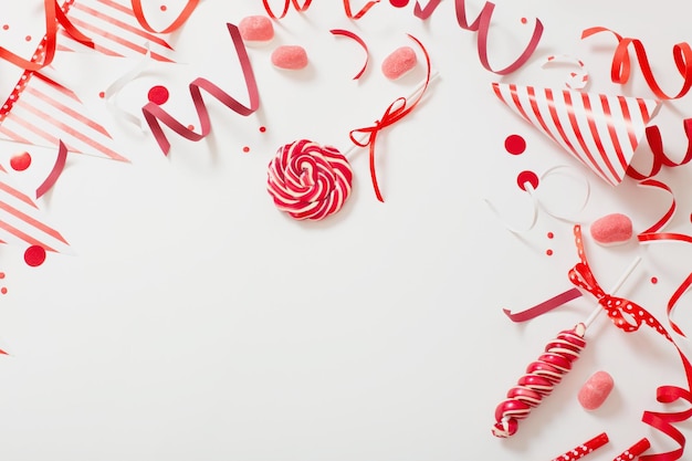 Fundo de aniversário com decotações de aniversário de papel vermelho e branco