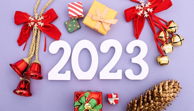 Fundo de Ano Novo 2023 com bolas de Natal e ramos de abeto Luzes de natal abstratas em fundo