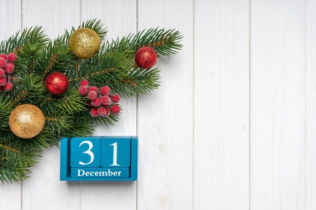 Fundo de Ano Novo com abeto decorado e calendário perpétuo azul Vista superior plana com espaço de cópia