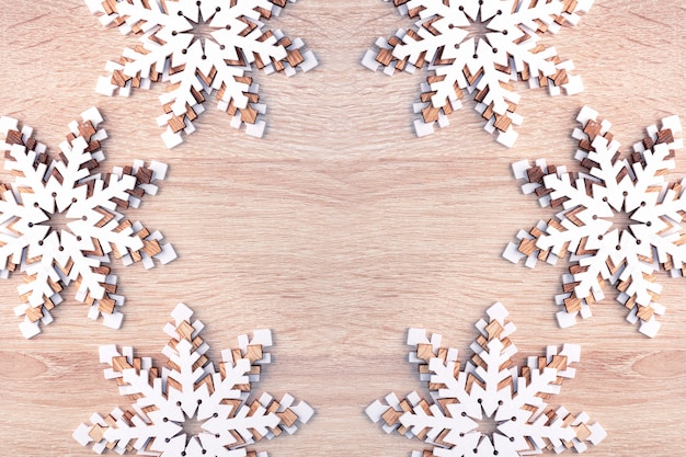 Fundo de ano novo de Natal com flocos de neve brancos na superfície de madeira com espaço de cópia.
