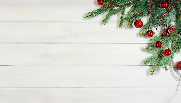 Fundo de ano novo e Natal com árvore de Natal em um fundo branco de madeira Feliz Natal