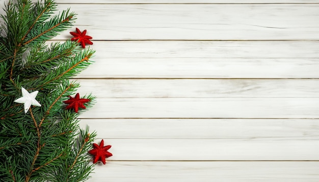 Fundo de ano novo e Natal com árvore de Natal em um fundo branco de madeira Feliz Natal