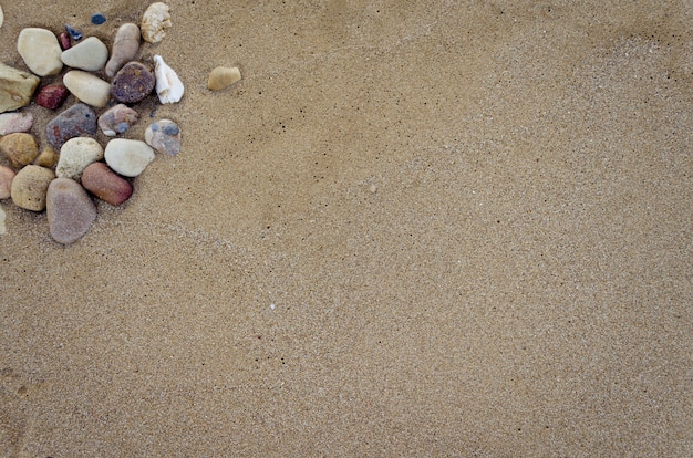 Foto fundo de areia bonito com pedras