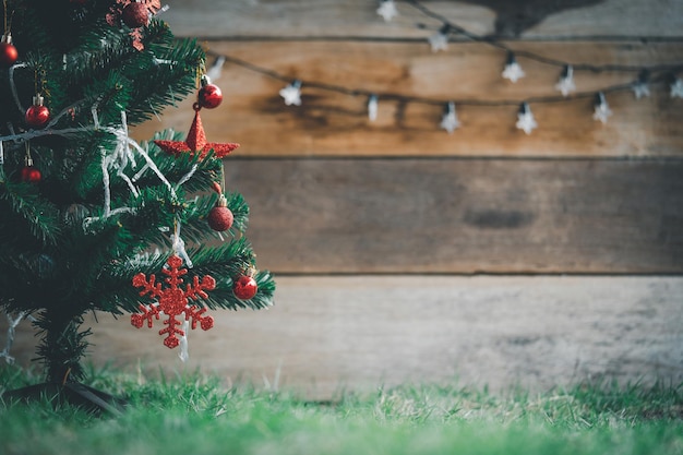 Fundo de árvore de natal e árvore de natal decorada em fundo desfocado