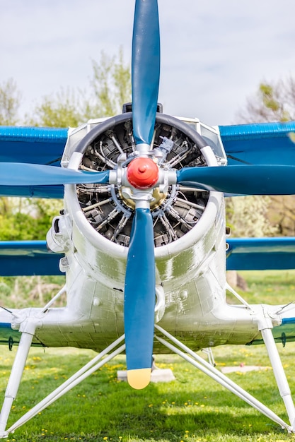 Fundo de avião antigo, rotor e motor fechado