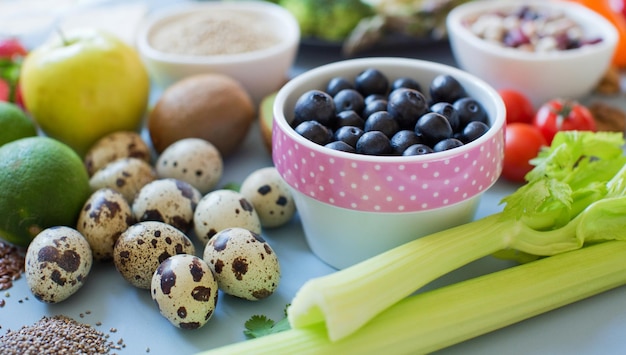 Fundo de banner alimentar de dieta balanceada Legumes frescos frutas cereais sementes e nozes em um fundo azul