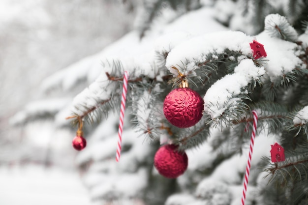 Fundo de banner da web de férias de Natal e ano novo. Modelo com bolas de Natal, neve no pinheiro e luzes altas.