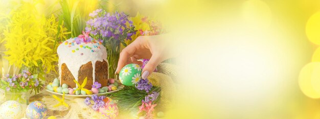 Fundo de banner de flores de primavera com ovos de Páscoa Fundo criativo de férias de Páscoa Ver com espaço de cópia