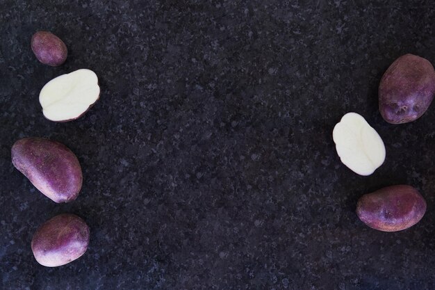 Fundo de batatas roxas com reflexos Copie o espaço