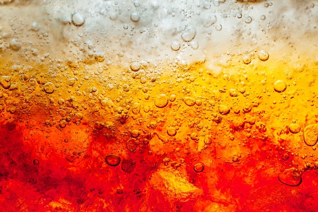 Fundo de bebida macro cola, cola com gelo. fundo de comida, close-up de cola, elemento de design. bolha de cerveja